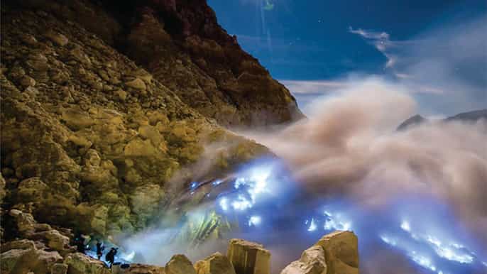 banyuwangi ijen crater sunrise hike