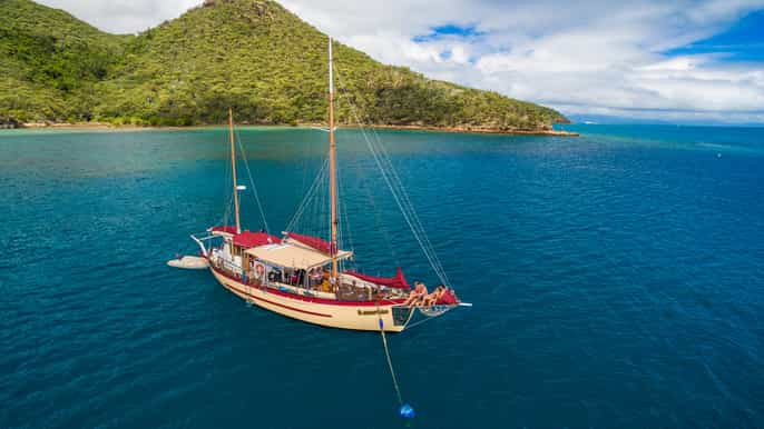 whitsundays summer overnight sailing snorkel and kayak