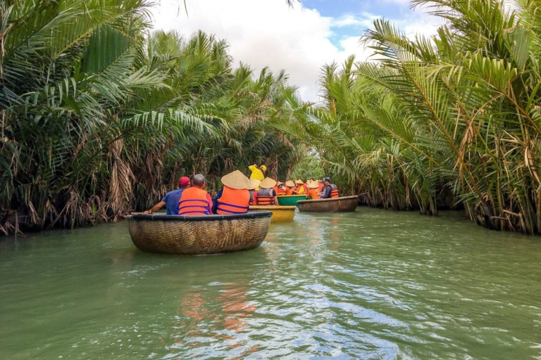 Ervaar Bamboo Basket Boat op Coconut Village met lokale bevolking