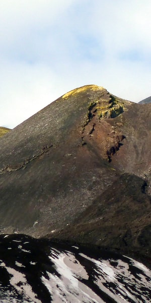 カターニア発：エトナ山の頂上の火口の麓までのツアー | GetYourGuide