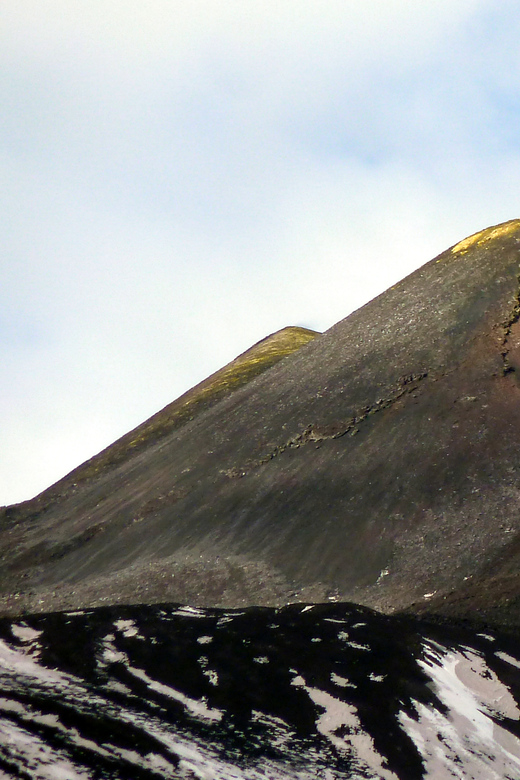 カターニア発：エトナ山の頂上の火口の麓までのツアー | GetYourGuide
