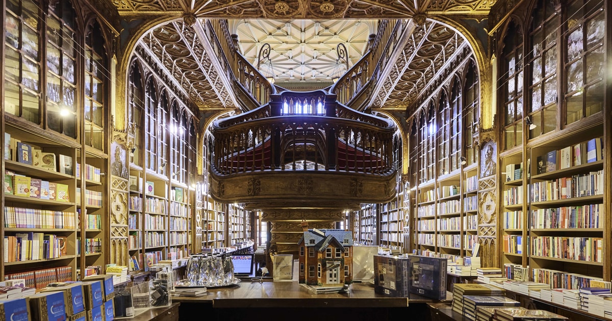 Empresa de tradução no Porto a visita habitual à Livraria Lello!