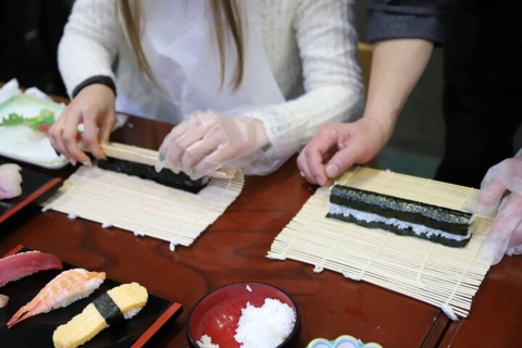 Tsukiji Fish Market Visit with Sushi Making Experience