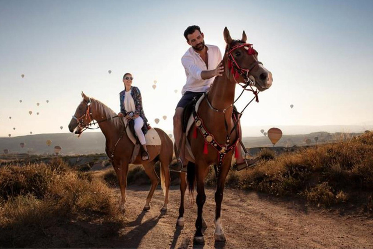 Excursion d'une journée en Cappadoce + randonnée à cheval et nuit turque