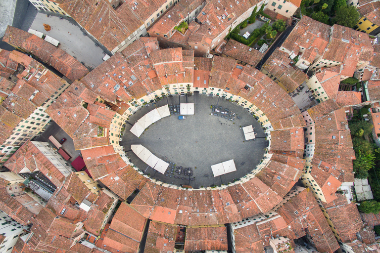 Depuis le port de Livourne : transfert vers Pise et LucquesTransfert avec visite à pied à Lucca