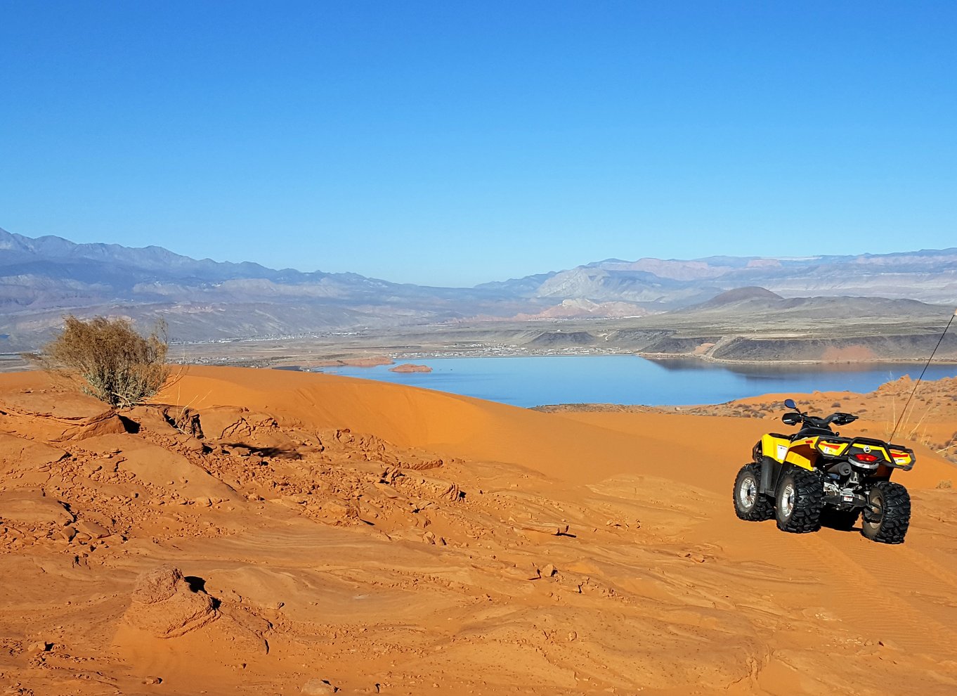 George: ATV-eventyr ved solnedgang nær Zion National Park