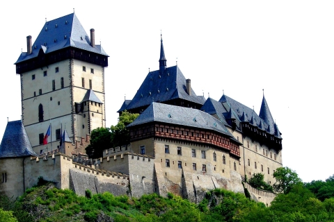 Praag: Sprookjesachtig kasteel Karlstejn in auto in retrostijl
