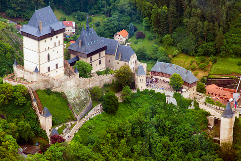 Praga: bajkowy zamek Karlstejn w samochodzie w stylu retro