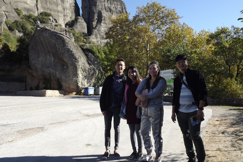 Da Atene: Escursione di un giorno alle grotte e ai monasteri di Meteora in treno