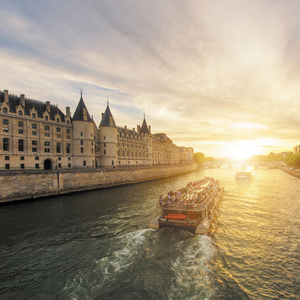 Paris: Illuminations River Cruise mit Audiokommentar