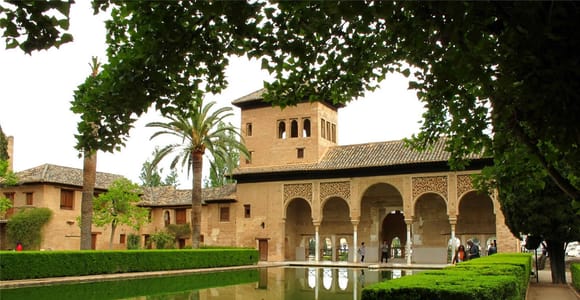 Granada: Alhambra and Generalife Gardens Guided Tour