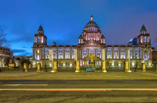 Belfast bei Nacht: Lichter, Wandgemälde & Blick auf die Uferpromenade