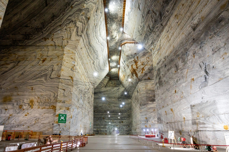 Depuis Bucarest : La plus grande mine de sel d'Europe et le château de PelesDepuis Bucarest : Visite privée de la mine de sel et du château de Peles