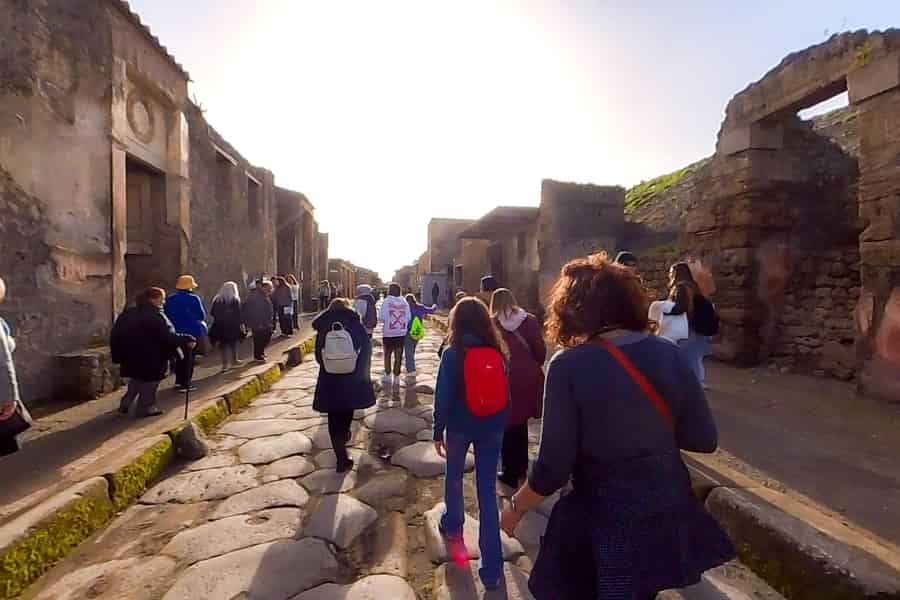 Zeitreise in die Vergangenheit: Führung durch Pompeji mit Abholung in Neapel. Foto: GetYourGuide Zeitreise in die Vergangenheit: Führung durch Pompeji mit Abholung in Neapel. Foto: GetYourGuide