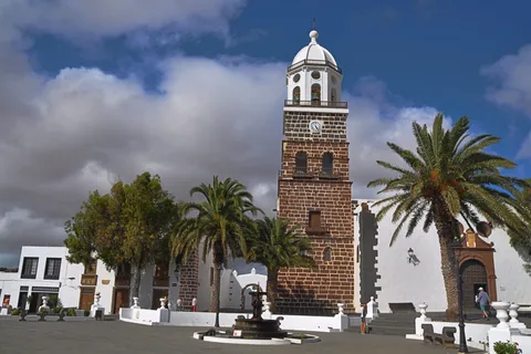 Teguise: Markt en César Manrique Foundation Tour