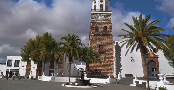 Teguise: Market and César Manrique Foundation Tour