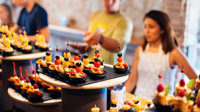 barcelona private tapas drinks night tour with a local