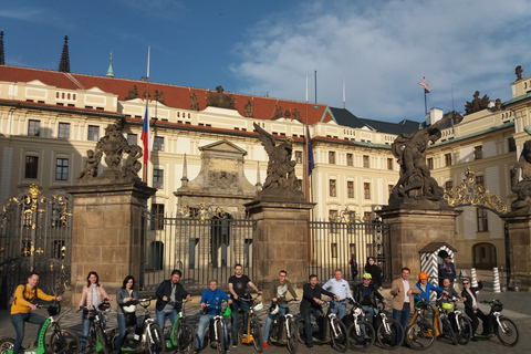 Praag: 2 uur oude wijk en e-scootertour langs de rivier