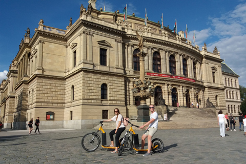 Praga: tour de 2 horas por el casco antiguo y la orilla del río en scooter eléctrico