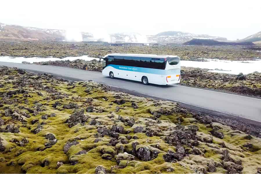 Vom Flughafen Reykjavik/Keflavik: 1-Wege-Transfer zur Blauen Lagune. Foto: GetYourGuide