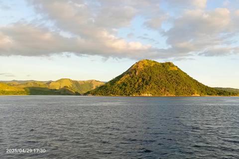 Labuan Bajo: Kalong Island Sunset Boat Tour with Snorkeling