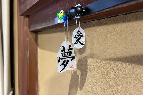 Kyoto: Kalligrafie-Erlebnis im buddhistischen Tempel in der InnenstadtKyoto; Stadtzentrum Kalligrafie-Erlebnis im buddhistischen Tempel