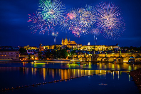 Praga: Crociera di Capodanno con cena e fuochi d&#039;artificioCrociera di Capodanno con cena e bevande illimitate