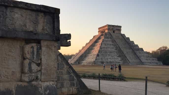 portão para chichén itzá com planetário maia
