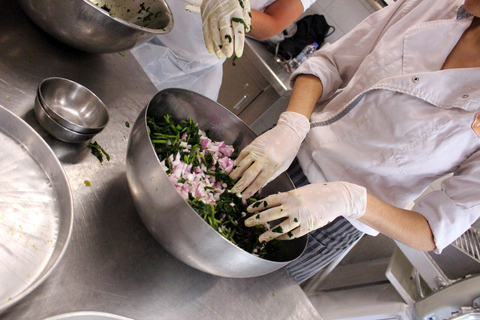 Athènes: cours de cuisine grecque et dîner sur un toit