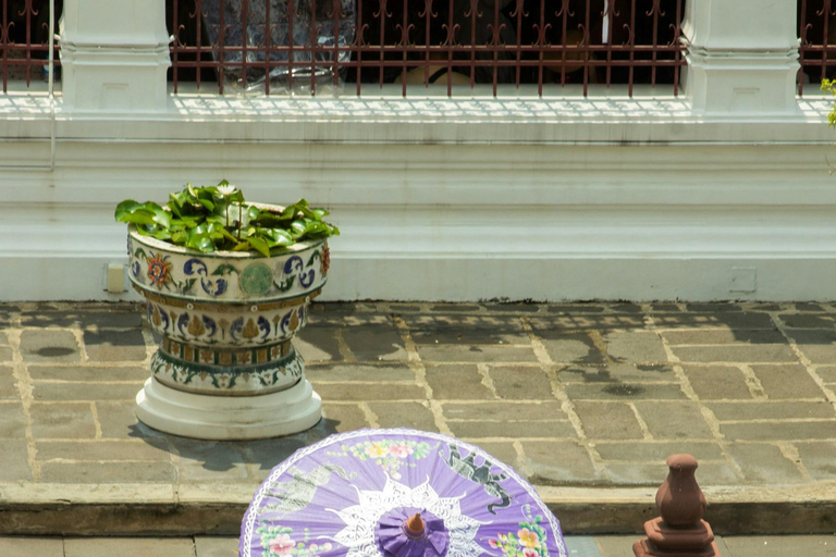Traditional Thai Makeover, hairdo & Photoshoot at Wat Arun Traditional Makeover & Photoshoot at Wat Arun