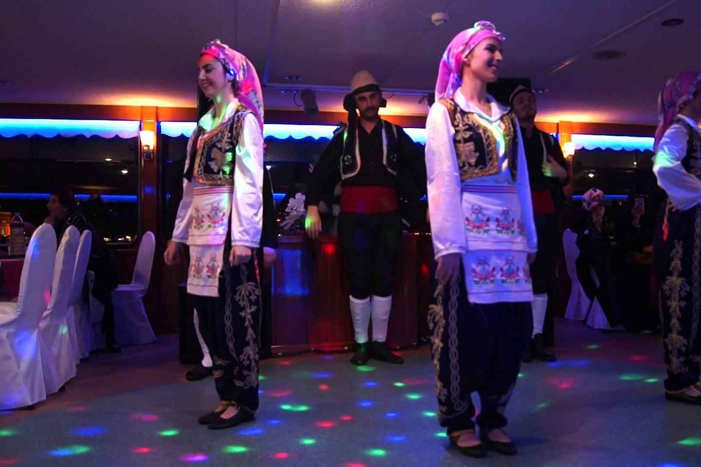 Crucero con Cena y Espectáculo en el Bósforo, Estambul