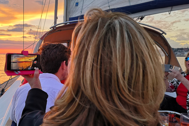 Lisbonne: tour privé en yacht le long de la côte et du coucher de soleil