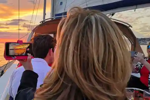 Lisbona: Tour privato in yacht lungo la costa e vista sul tramonto