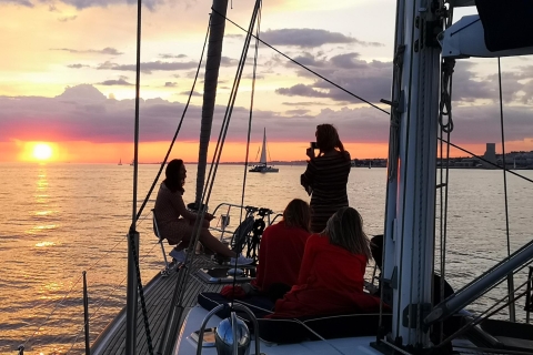 Lissabon: privéjachttour langs kust en zonsondergang