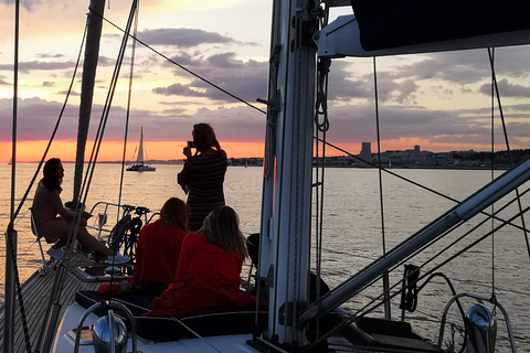 Lisboa: Tour privado en yate a lo largo de la costa y vistas del atardecer