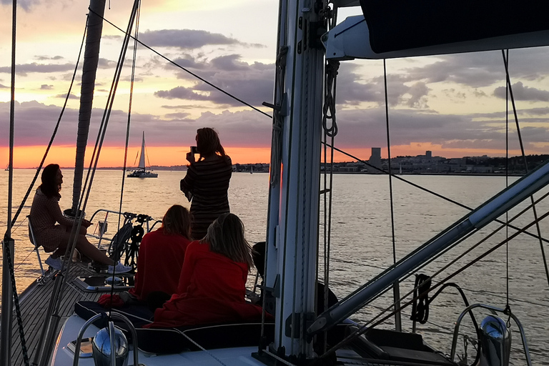 Lisbonne: tour privé en yacht le long de la côte et du coucher de soleil