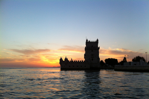 Lisbonne: tour privé en yacht le long de la côte et du coucher de soleil