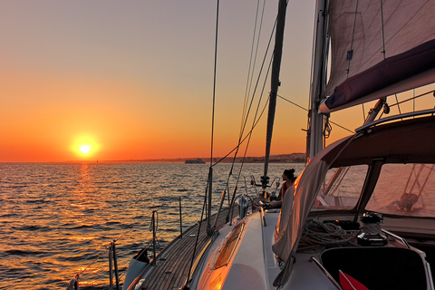 Lisboa: Tour privado en yate a lo largo de la costa y vistas del atardecer