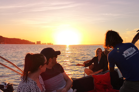 Lisbonne: tour privé en yacht le long de la côte et du coucher de soleil