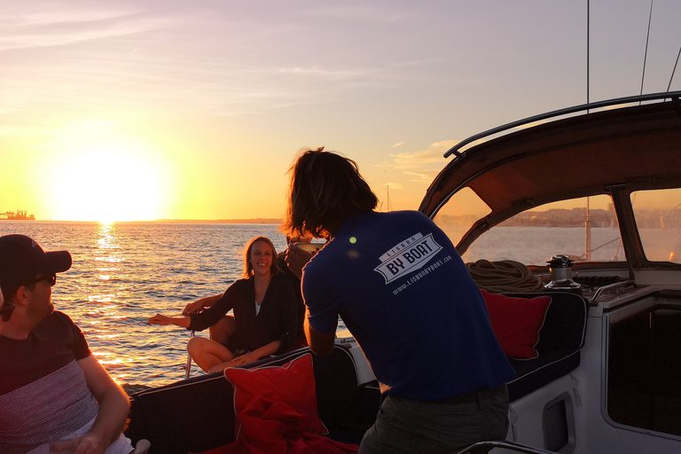 Lisbonne: tour privé en yacht le long de la côte et du coucher de soleil