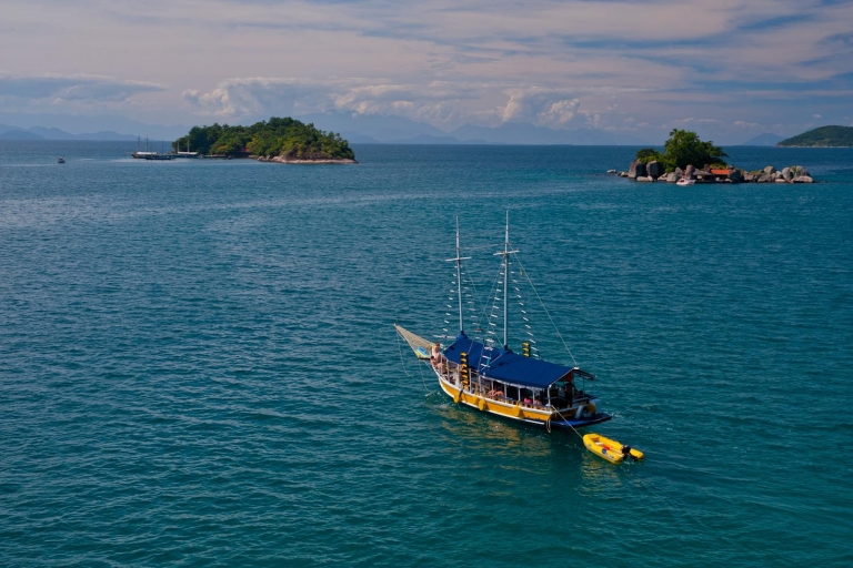 Baie de Paraty : Tour en bateau des îles et des plages avec plongée en apnéeExcursion en goélette avec 1 Caipirinha