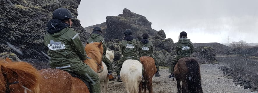 Reykjavík: wycieczka konna po czerwonych wzgórzach lawowych
