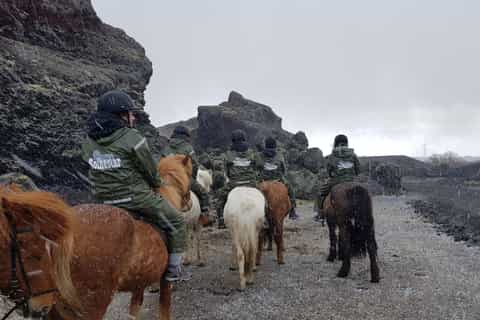 Reykjavik: Ridtur på röda lavafält