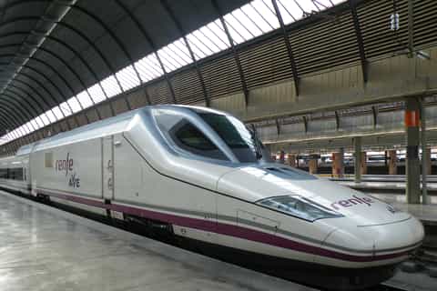 Sevilla: Traslado a la estación de tren de santa justa.