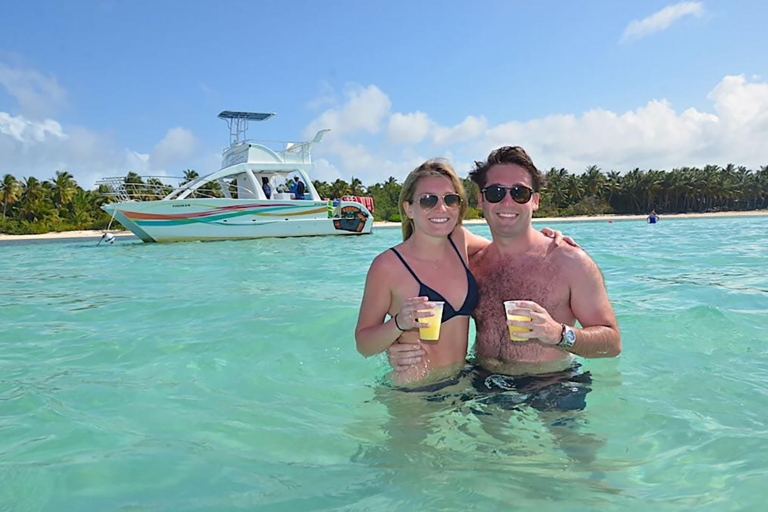 Desde Punta Cana: tour con crucero en catamarán y esnórquel