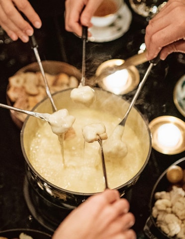 Geneva: Swiss Fondue Experience in a Cozy Cheese Shop