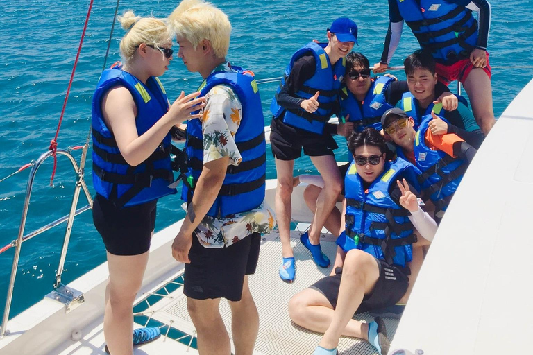 Da Nang: Discover Son Tra Bay on Luxury Sailing Catamaran 2-Hour Luxury Catamaran Scenic Cruise with Drink & Transfer