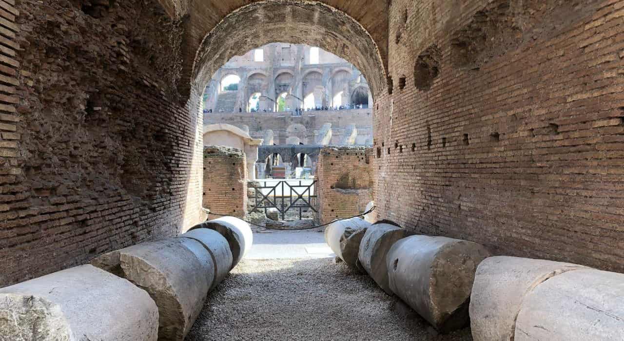 Betreten Sie die Arena: Das Kolosseum durch das Gladiatorentor Betreten Sie die Arena: Das Kolosseum durch das Gladiatorentor