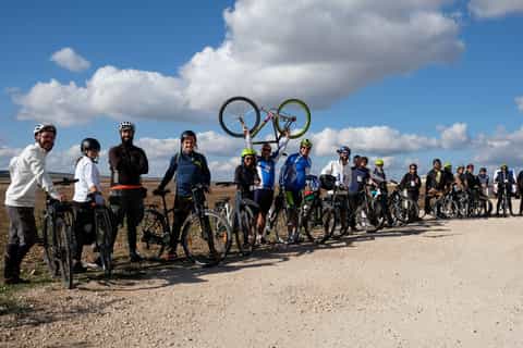 Bari: Trekking Bike Rental