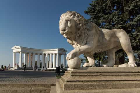Odessa: Private Walking Tour through Palaces
